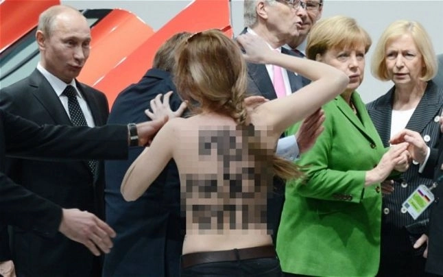 putin-atacat-de-trei-activiste-topless-