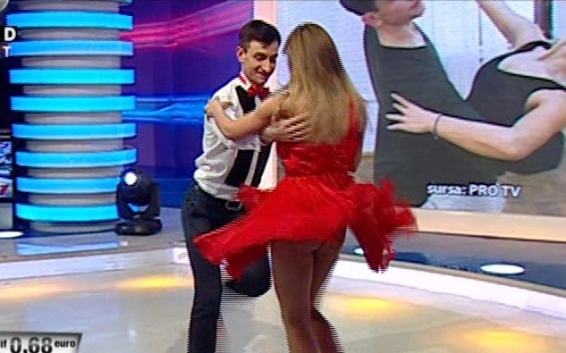 roxana-ionescu-cu-chilotii-la-vedere-in-platoul-wowbiz