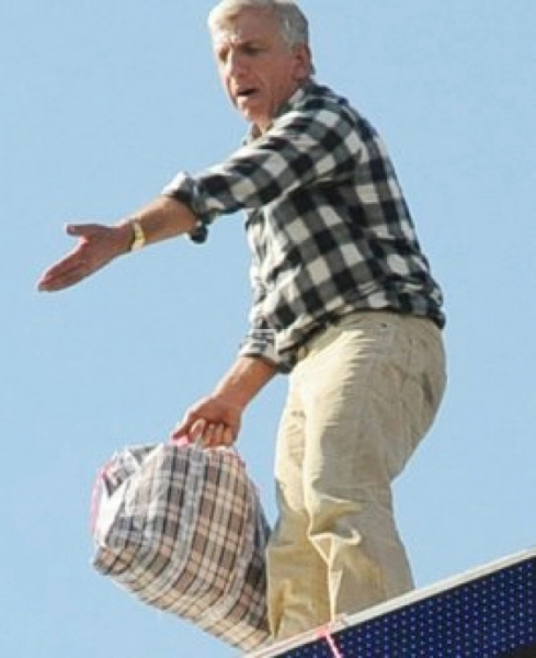 sa-catarat-din-nou-pe-un-panou-publicitar-din-bucuresti