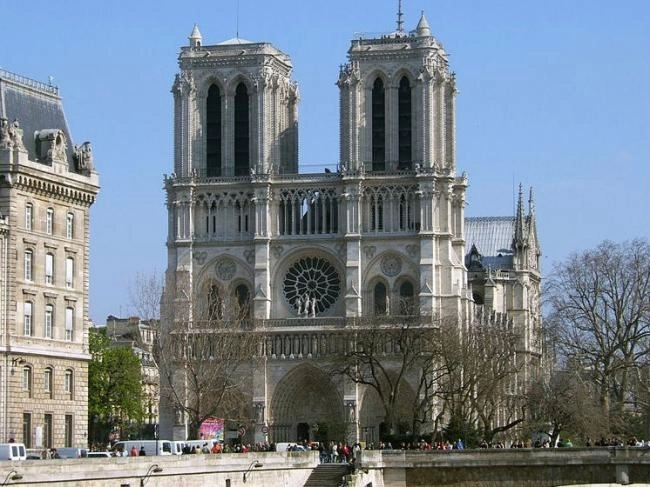 sa-sinucis-in-catedrala-notredame