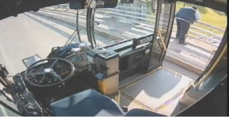 salvata-de-la-moarte-de-soferul-unui-autobuz-scolar-video