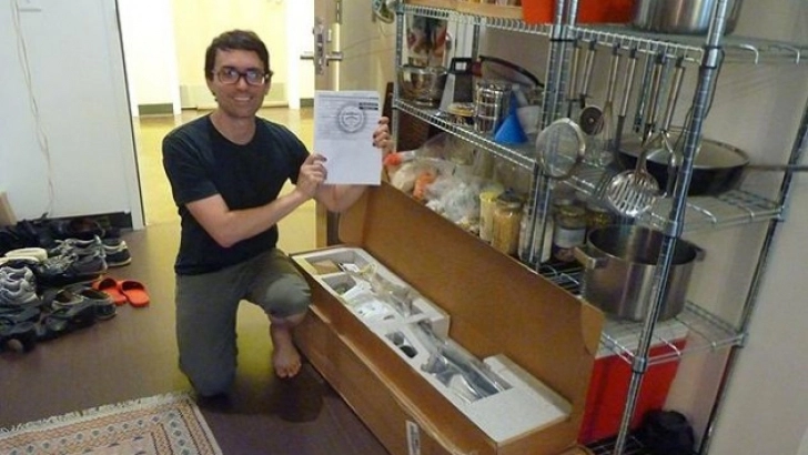 sia-comandat-un-televizor-pe-internet-si-a-primit-un-colet-care-la-ingrozit