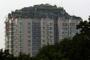 sia-construit-un-varf-de-munte-deasupra-unui-bloc