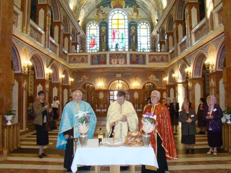 slujba-mare-la-biserica-sfintii-constantin-si-elena