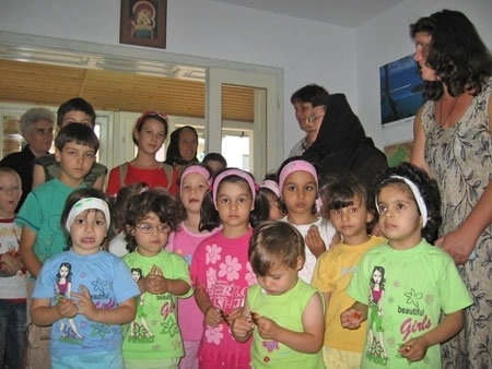 spectacol-pentru-copiii-ingrijiti-de-maicile-de-la-marcus