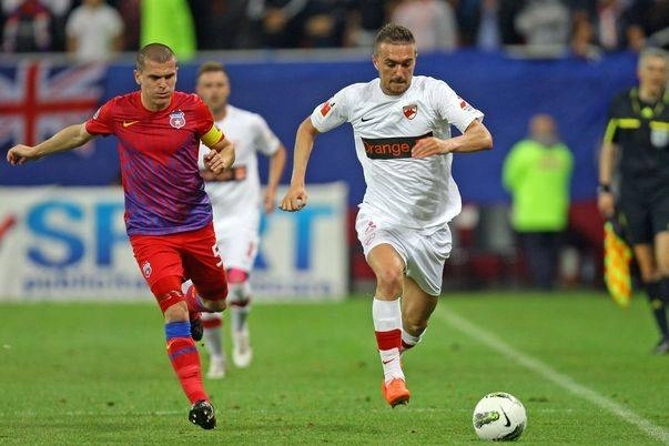 steaua-primeste-trofeul-la-meciul-cu-dinamo