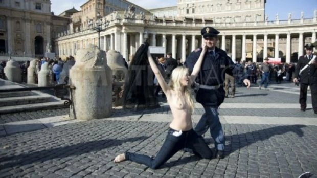 topless-la-vatican-o-activista-femen-a-fost-arestata-foto-