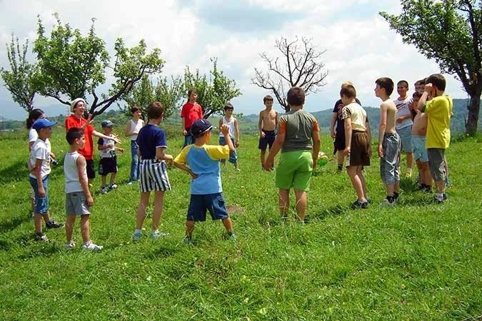 tot-mai-putine-tabere-scolare