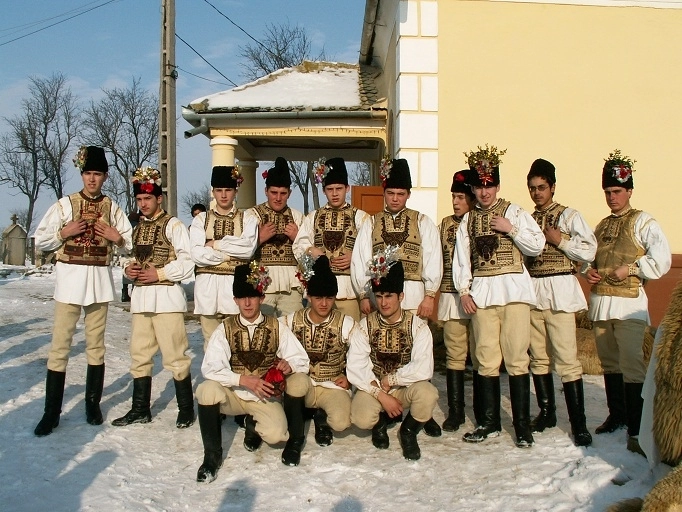 traditii-brasovene-portul-feciorilor-din-ceata