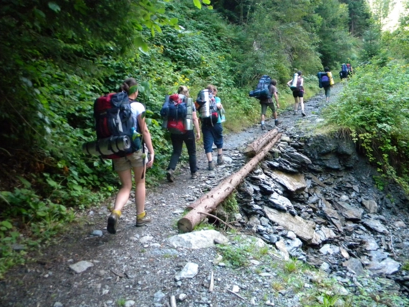 turisti-rataciti-in-muntii-fagaras