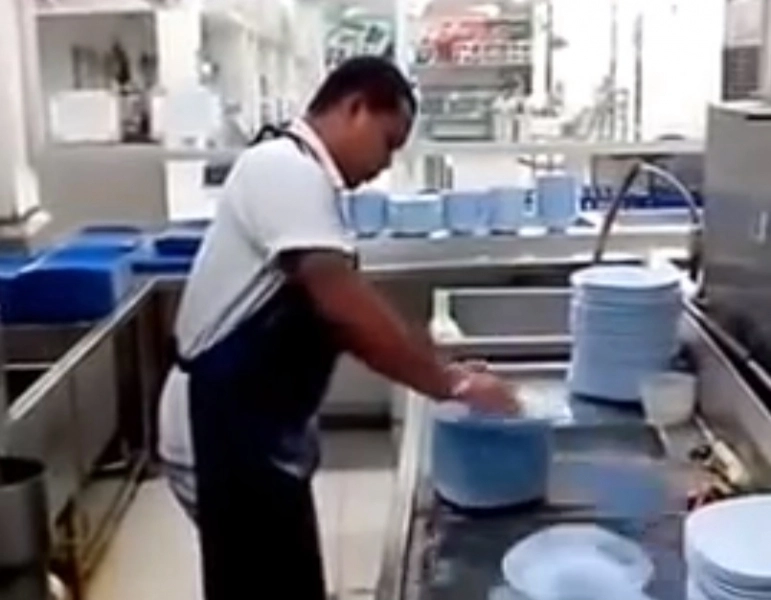 un-chinez-curata-50-de-farfurii-in-doar-10-secunde-video