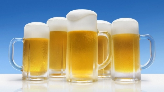 un-roman-munceste-pentru-o-bere-de-sase-ori-mai-mult-decat-un-neamt