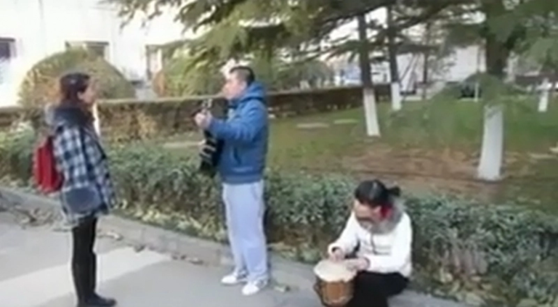 unde-dragoste-nu-e-reactia-fetei-dupa-serenada-baiatului-video