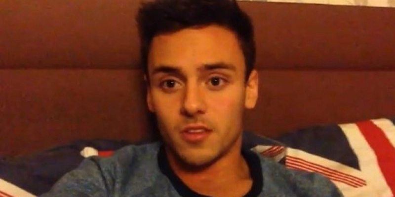 unul-dintre-cei-mai-sexy-barbati-din-lume-a-dezvaluit-ca-are-o-relatie-cu-un-barbat-video