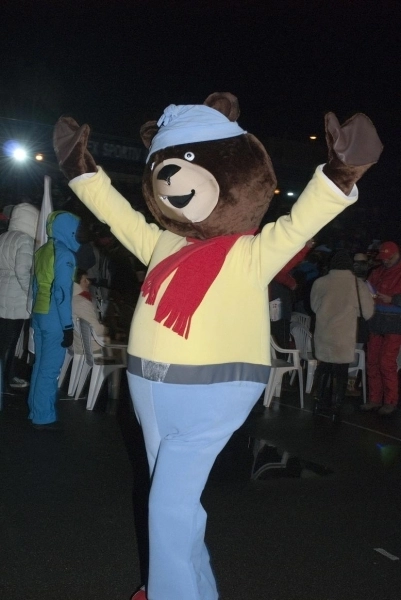 ursul-martin-foarte-popular-la-fote