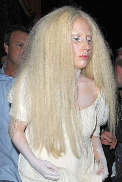 video-lady-gaga-complet-goala-in-timpul-unui-concert