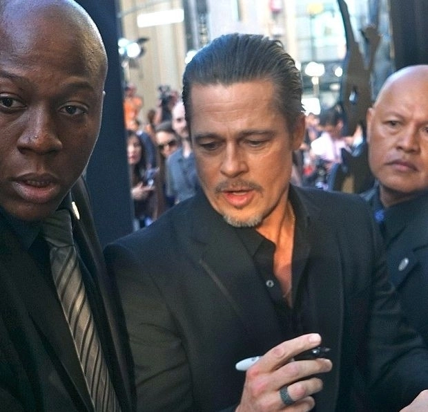 -brad-pitt-a-fost-atacat-pe-covorul-rosu