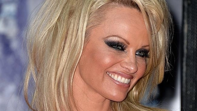 -pamela-anderson-grav-bolnava-are-nevoie-de-un-transplant-de-ficat