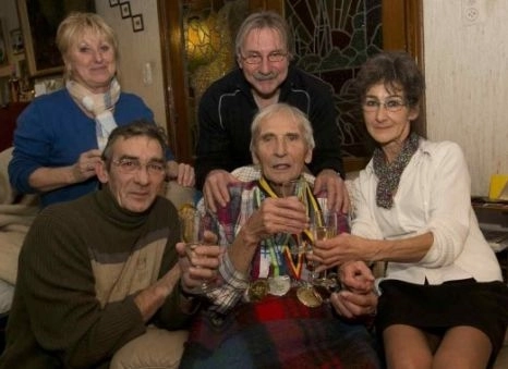 a-baut-sampanie-cu-prietenii-dupa-care-sa-lasat-eutanasiat