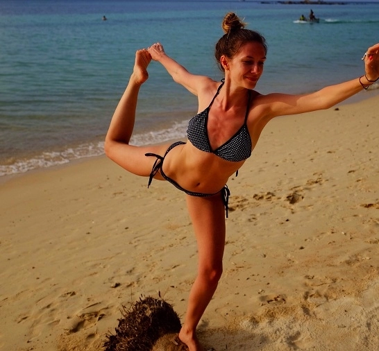 adela-popescu-sedinta-foto-pe-plaja