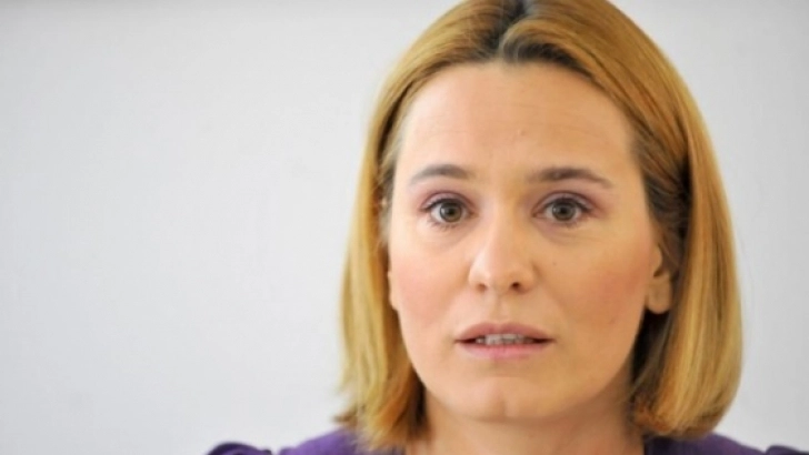 andreea-esca-criticata-pentru-cartea-lansata-scriam-mai-bine-in-clasa-a-patra