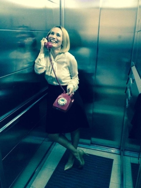 andreea-esca-isi-vinde-hainele