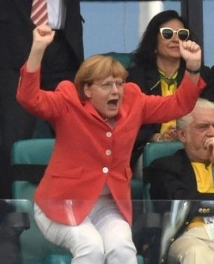 angela-merkel-microbist-cancelarul-german-pe-stadion-in-brazilia-galerie-foto