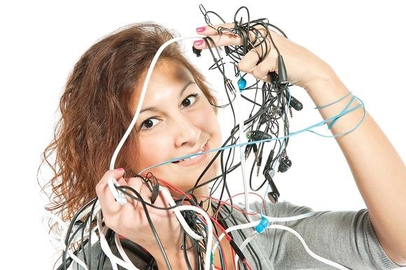 asta-da-descoperire-de-ce-se-innoada-firul-de-la-casti