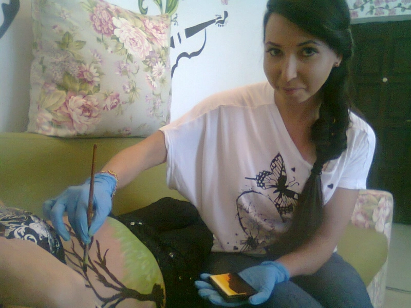 bizar-gravidele-din-brasov-isi-picteaza-burta-inainte-sa-nasca-galerie-foto