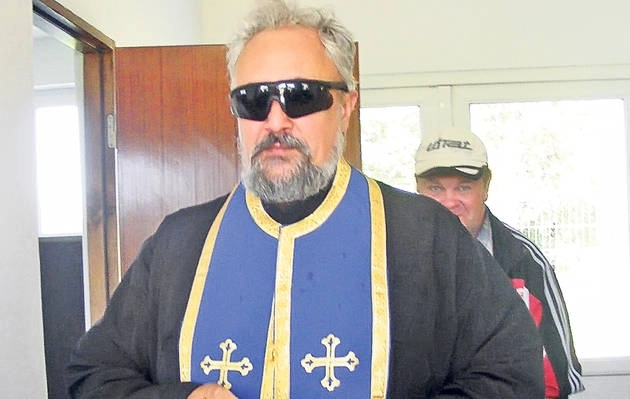 ca-la-noi-un-stadion-fara-echipa-sfintit-de-un-preot-cu-ochelari-de-soare