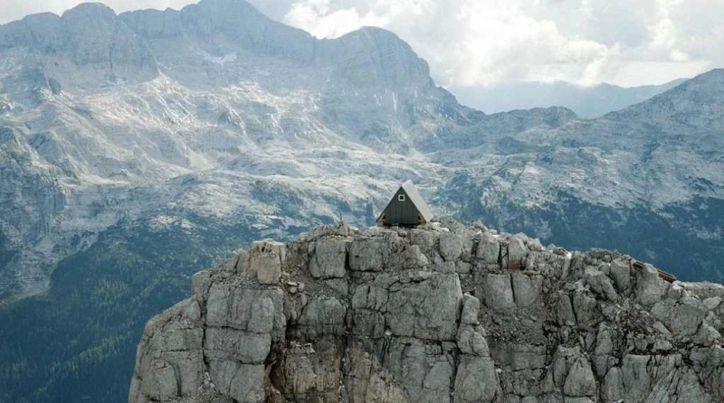 cazare-gratuita-in-creierii-alpilor-daca-ai-bani-de-elicopter