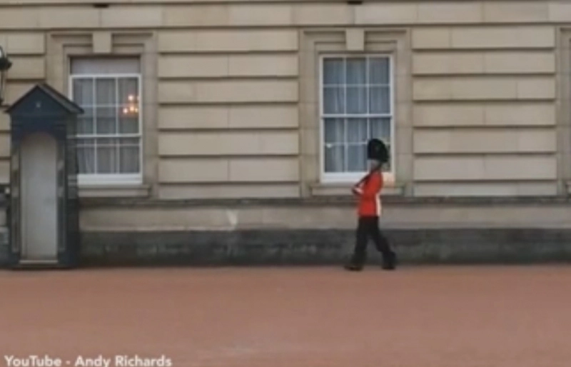ce-face-un-soldat-plictisit-in-fata-palatului-buckingham-video