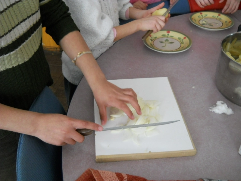 ce-se-intampla-cand-mesteci-guma-si-tai-ceapa