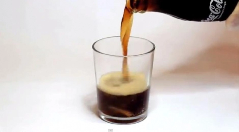ce-se-intampla-cu-un-dinte-care-sta-24-de-ore-in-coca-cola-video