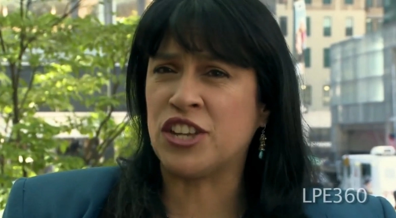 cea-mai-rapida-vorbitoare-din-lume-uite-cum-spune-o-poezie-in-15-secunde-video