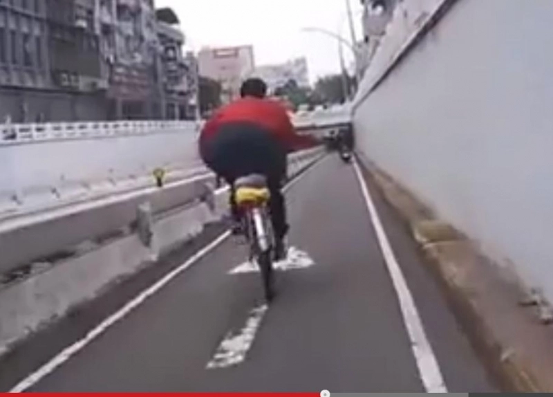 cel-mai-nepriceput-biciclist-din-lume-video