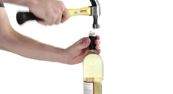 cele-mai-tari-metode-de-a-deschide-o-sticla-de-vin-daca-nu-ai-tirbuson-video