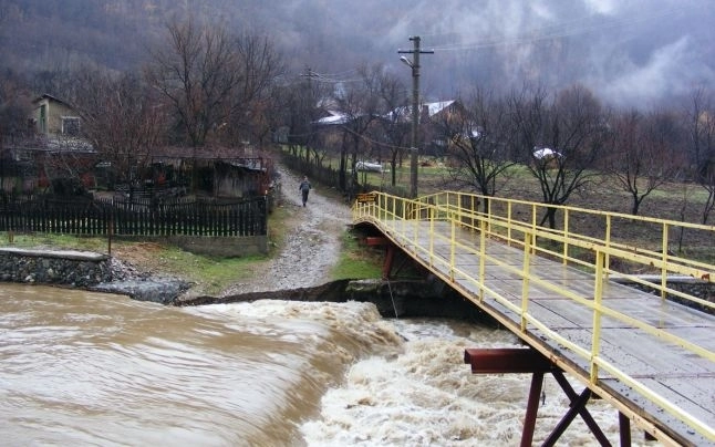 codul-galben-de-inundatii-pentru-cinci-bazine-hidrografice-prelungit-pana-joi