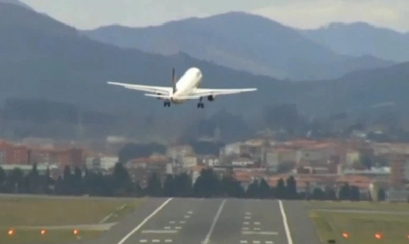 cum-aterizeaza-avioanele-pe-furtuna-video