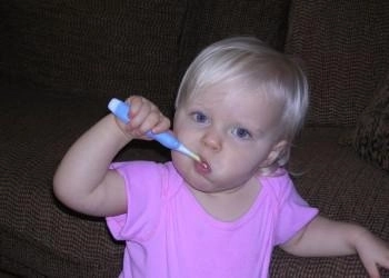 cum-il-obisnuiesti-pe-cel-mic-sa-se-spele-pe-dinti