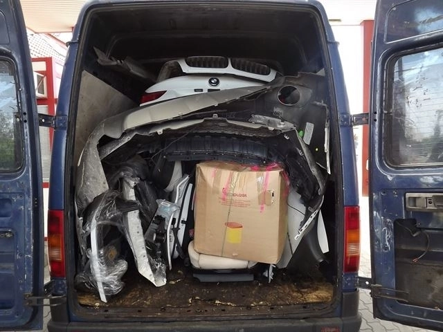 cum-intra-un-bmw-x6-intro-duba-furat-si-dezmembrat