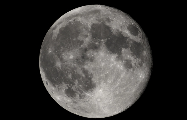 de-ce-luna-are-forma-de-lamaie