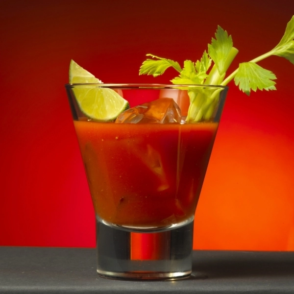 de-unde-vine-denumirea-si-cum-se-prepara-cocktailul-bloody-mary