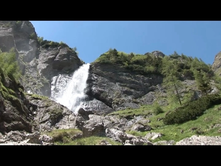 destinatie-de-vis-cascada-fantoma-din-valea-caraimanului