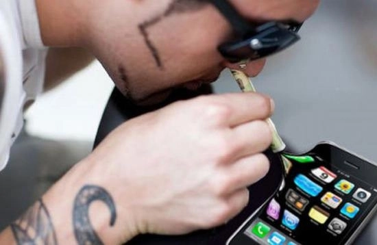 detoxifiere-ineditasunt-tratati-dependentii-de-smartphone-net-si-retele-de-socializare