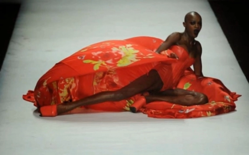 dezastru-la-saptamana-modei-din-china-modelele-au-cazut-pe-rand-in-timpul-aceluiasi-show