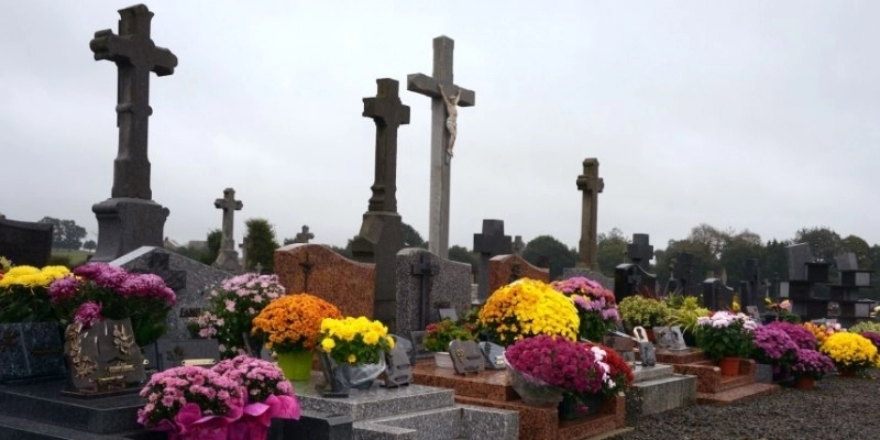 doua-bunicute-sau-batut-ca-in-filme-in-cimitir