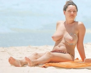 ea-este-femeia-cu-sanii-perfecti