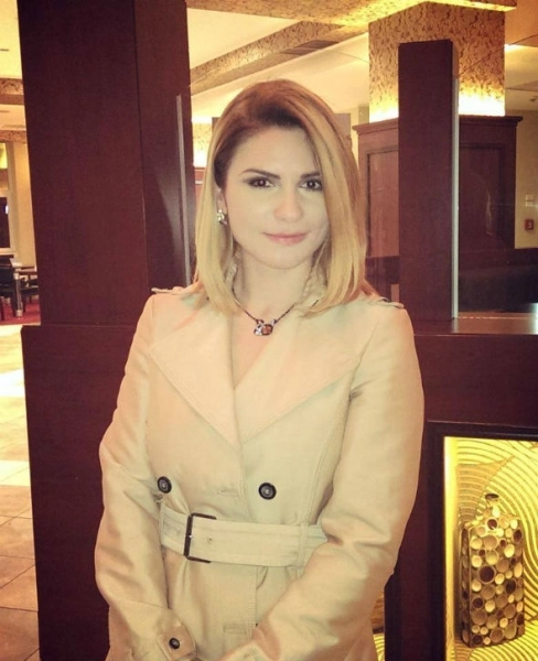 ellie-white-sa-vopsit-blonda