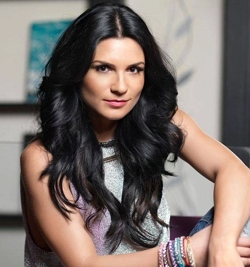 ellie-white-trateaza-raceala-prin-leacuri-naturiste